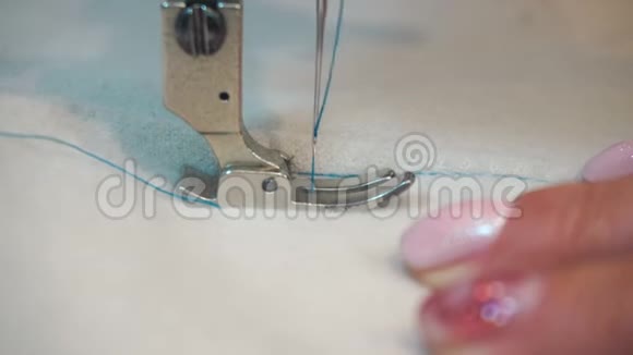 专业缝纫机中年妇女手视频的预览图