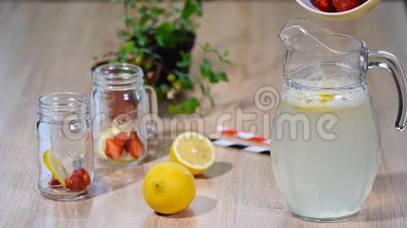 在罐子里做新鲜的自制草莓柠檬水视频的预览图