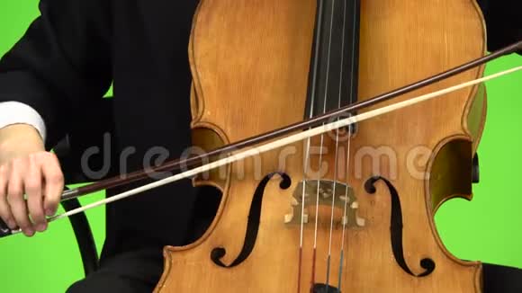 大提琴接近弓触摸弦绿色屏幕视频的预览图
