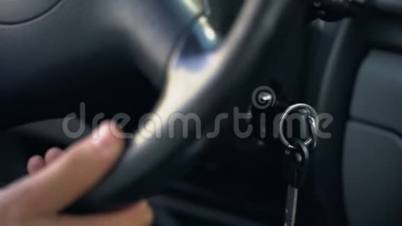 司机停止驾驶汽车关闭引擎出租车司机等待客户视频的预览图