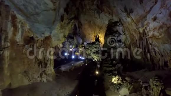 奇异的石笋柱从洞室层延伸而来视频的预览图