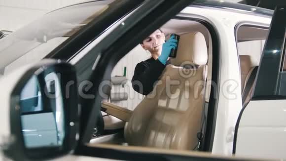 汽车清洗迷人的年轻女子正在清洗一辆豪华车的内部视频的预览图