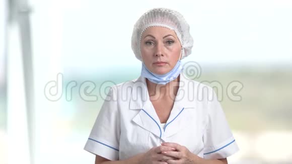 兴奋的女医生在模糊的背景视频的预览图