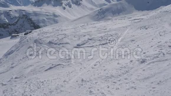 雪山下的令人叹为观止的美景全景视频的预览图