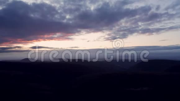 英国风景区上空的壮观日出视频的预览图