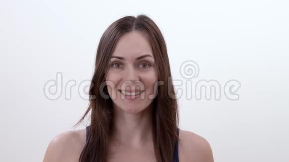 一幅笑容满面的深色女人的肖像孤立无援白色背景视频的预览图