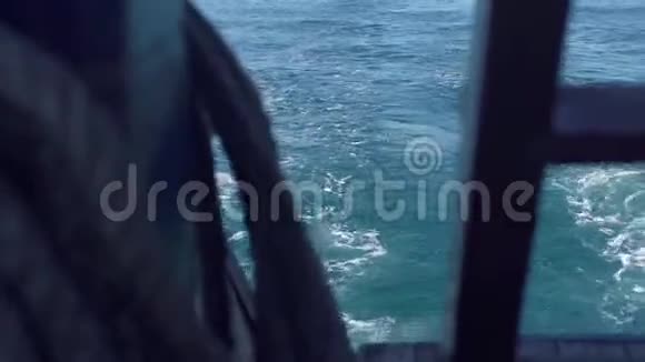 小径水蓝色海面从帆船上靠近带着泡沫和波浪溢出气泡视频的预览图