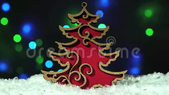 圣诞节装饰红木圣诞树上的雪上闪耀的灯光背景视频的预览图