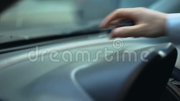 男人把车钥匙放在仪表板上司机离开停放的汽车汽车被盗视频的预览图