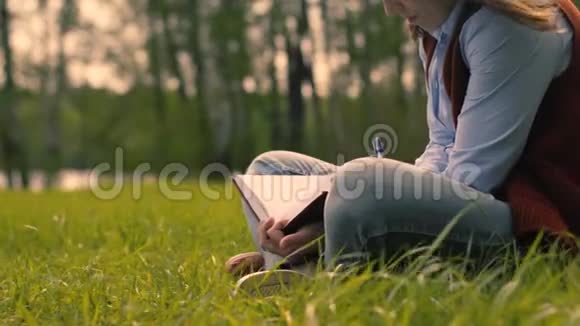 女孩在公园写个人日记视频的预览图