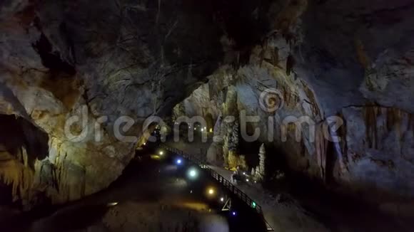 地质洞壁上的神秘色彩视频的预览图