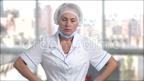 迷离背景的女医生视频的预览图