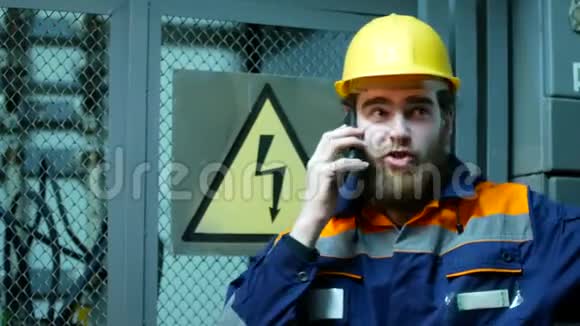 电气工程师在工作在电话里说话视频的预览图