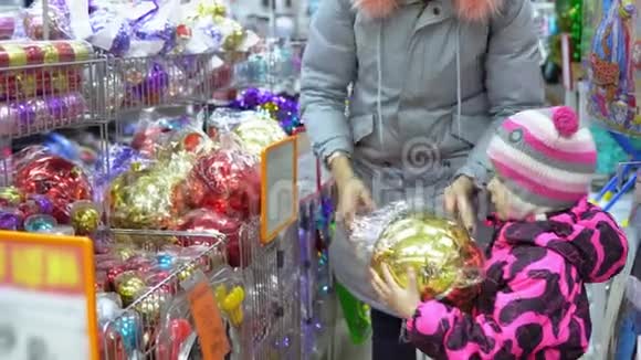 一家人在商店里选择了一棵人造圣诞树圣诞装饰品视频的预览图