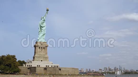 广全景拍摄世界著名的自由女神像国家纪念碑和纽约市天际线从水中眺望视频的预览图
