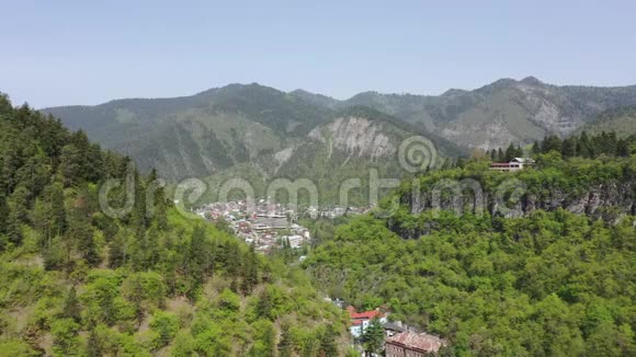 Borjomi市的鸟瞰图视频的预览图
