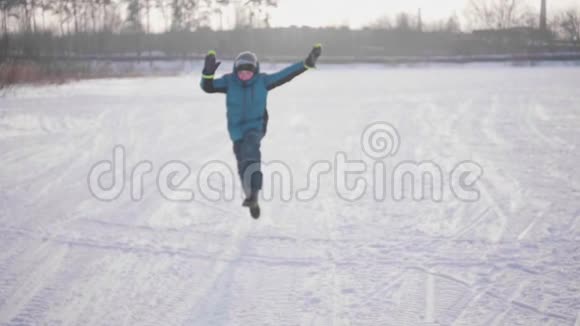 在冬季公园做运动的青少年在冬天的户外跑步健康生活方式视频的预览图