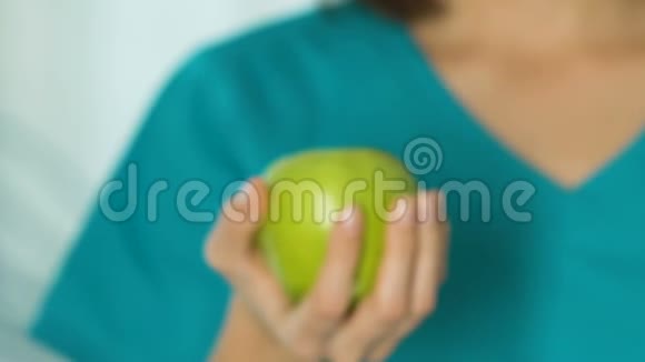 医生的手显示美味的新鲜苹果适当的营养免疫支持视频的预览图
