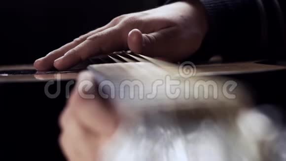男人手抚摸吉他弦视频的预览图