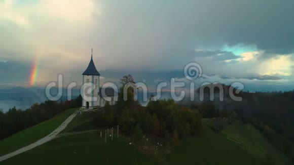 斯洛文尼亚Jamnik圣普罗莫兹教堂上空的全景彩虹视频的预览图