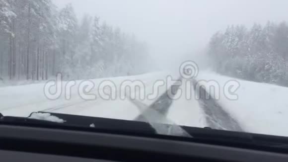 冬天的路在大雪中行驶有强烈的暴风雪视频的预览图