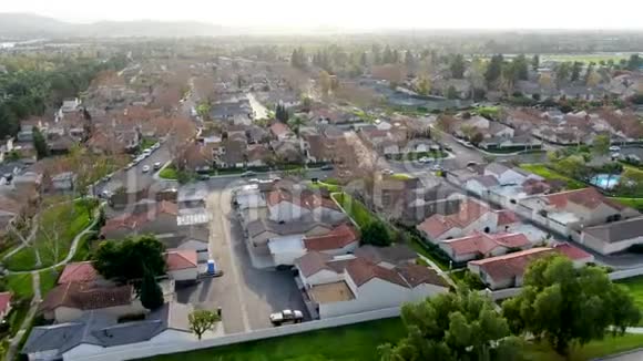 中产阶级郊区社区的鸟瞰图房屋相邻视频的预览图