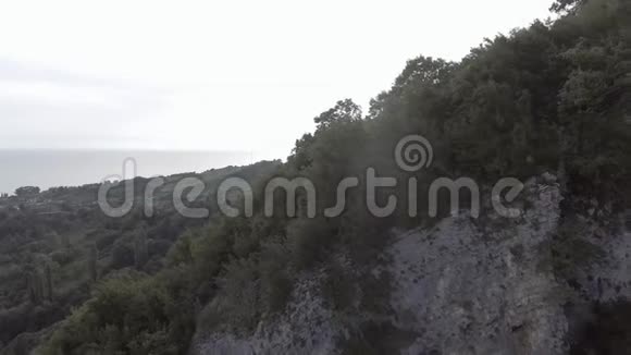 无人机摄像机捕捉到绿山与洞穴黑海阿布哈兹海岸成本视频的预览图