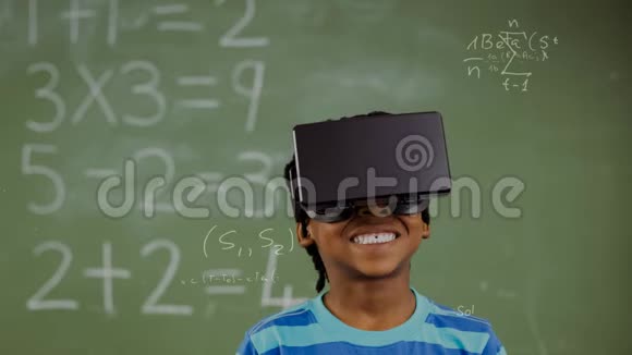 孩子在课堂上使用VR视频的预览图