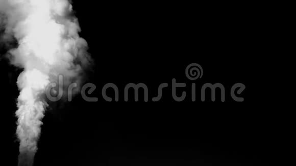 白色的烟雾从左边的黑色背景中流出视频的预览图