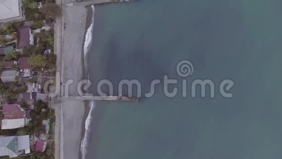 无人机镜头显示蓝色水域与海港城镇房屋农村道路和汽车视频的预览图