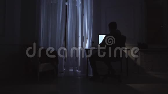 年轻时晚上在电脑上完成剧本创作窗台上的猫视频的预览图