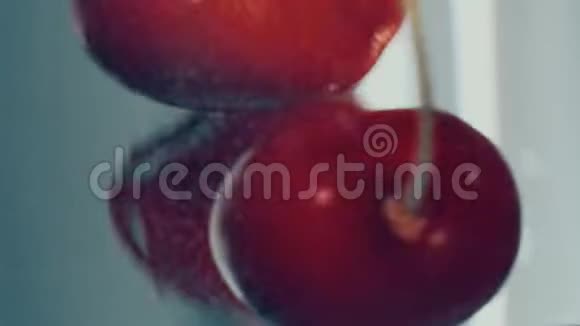 在清洗水中掉落的樱桃的宏观镜头视频的预览图