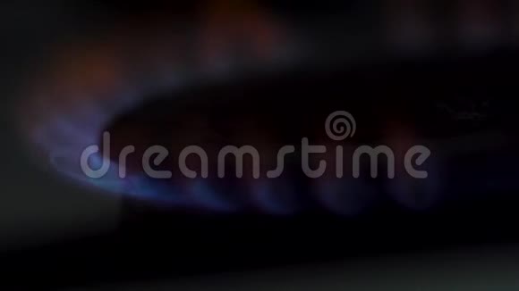 在黑暗中关闭厨房炉子上的天然气燃烧媒体红蓝火焰燃气燃烧器烹饪视频的预览图