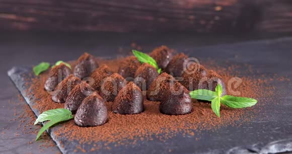 自制巧克力块菌和洒有可可粉的薄荷视频的预览图