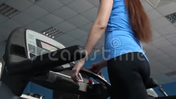 在跑步机上进行女性训练在健身房散步健身房减肥健身俱乐部性感女孩从事散步女孩视频的预览图