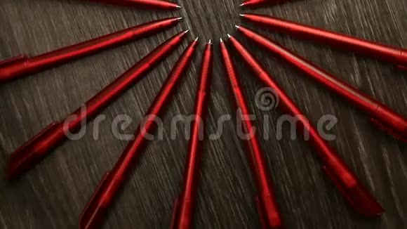 许多红色的笔和一个白色的移动在一个圆圈概念办或学校知识日九月一日录像片段视频的预览图