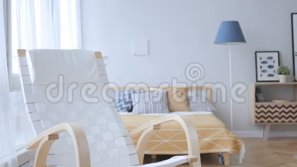 成年男子来到卧室坐在放松的椅子上视频的预览图