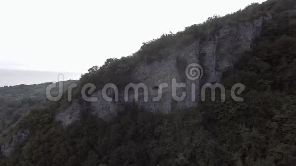 阿布哈兹海岸黑海绿色山洞奇观视频的预览图