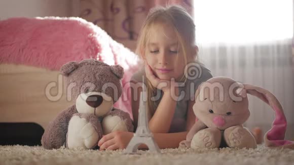 小女孩带着她的玩具在儿童房梦想着去巴黎旅行童梦度假和旅游理念视频的预览图