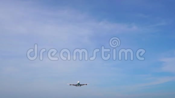 在机场降落之前飞机飞过游客头顶的热带海滩拍摄了一张超情感照片视频的预览图