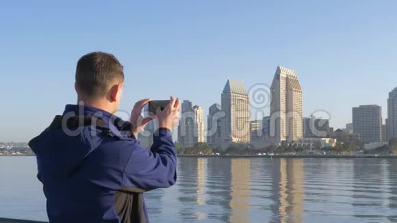 游客在圣地亚哥天际线拍照视频的预览图
