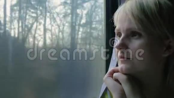 春天和旅行女人看窗外坐火车或汽车去视频的预览图