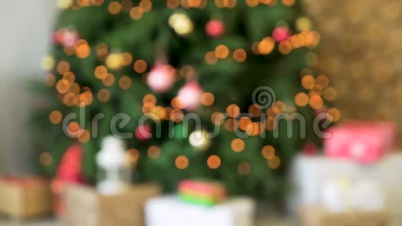 模糊的圣诞树与仙女灯圣诞背景有闪亮的灯光视频的预览图