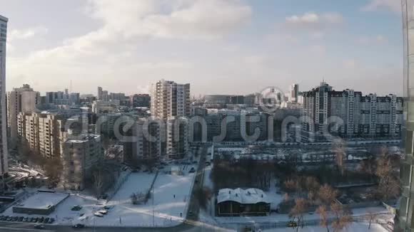 在冬天阳光明媚的日子里市中心有两座现代化的玻璃摩天大楼行动Ekaterinburg城市景观视频的预览图