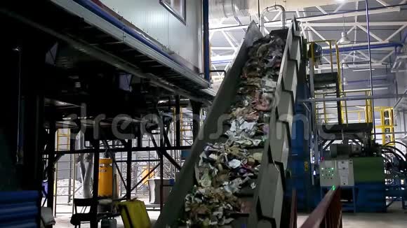 移动输送机运输在现代废物回收加工厂分类和分类垃圾收集回收和处理视频的预览图