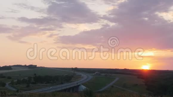 自然美丽的日落山谷在路上路过的车视频的预览图