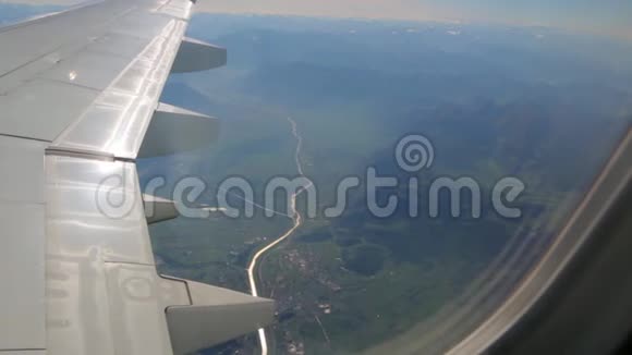 从飞机窗户出来的河流视频的预览图