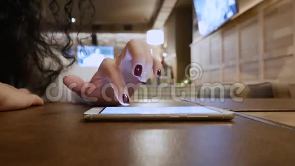 餐馆里的卷发女士在网上打电话视频的预览图