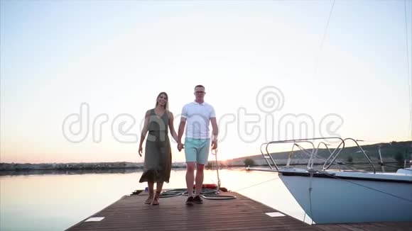 一对夫妇在码头上散步视频的预览图