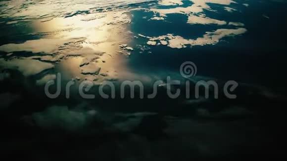 从空间站起飞的飞越地球表面飞行由美国宇航局提供的这个视频的元素视频的预览图